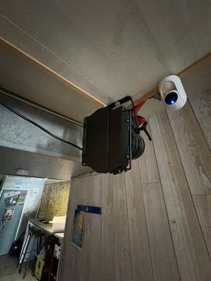 une télévision accrochée au mur dans la pièce