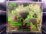 La carte se trouve dans une boîte transparente ornée d'un motif vert et rose.