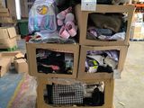 un carton contenant des articles pour bébés dans un grand entrepôt
