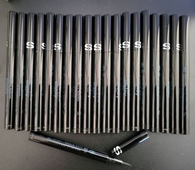 a lot of pens that are sitting on a table