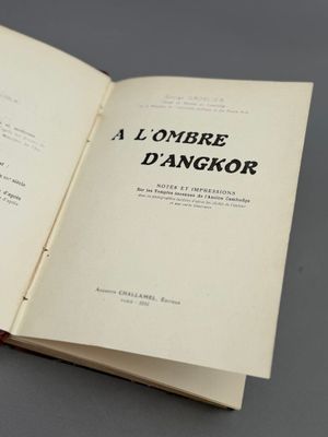 un livre ouvert sur lequel figure la photo d'un homme