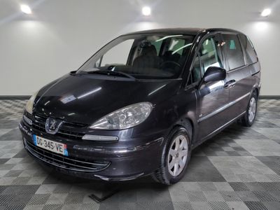 la photo d'une voiture noire garée dans un garage