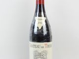 une bouteille de vin posée sur une table