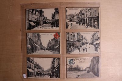 une photo d'une photo d'une rue de la ville prise depuis une fenêtre