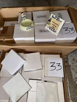une boîte posée par terre, contenant de nombreux objets