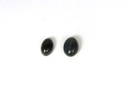 une paire de tourmalines noires sur un fond blanc