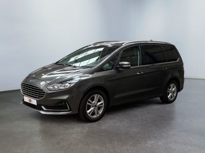 une camionnette grise garée dans une pièce aux murs blancs
