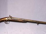 un gros plan d'un pistolet jouet sur fond blanc