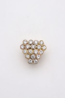 une broche en forme de cœur en or et diamants