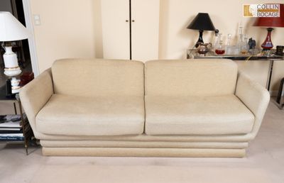un canapé qui se trouve au milieu d'un salon