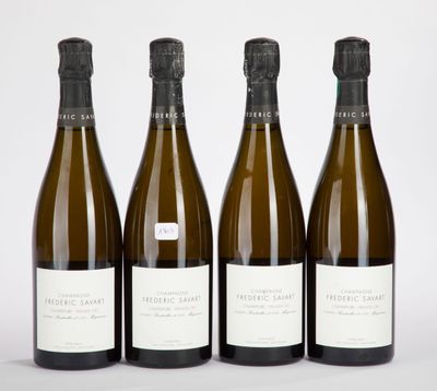trois bouteilles de vin posées l'une à côté de l'autre sur une table