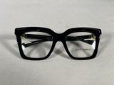Les lunettes sont noires et ont des verres transparents.