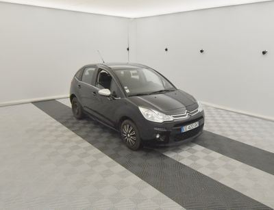 la petite voiture est garée dans le garage sur le sol en damier