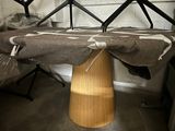 un lit avec une tête de lit en bois et une couverture marron posée dessus