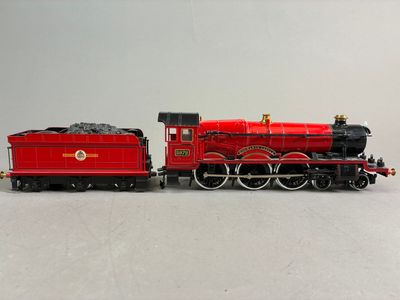 un petit train posé sur une table