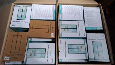 plusieurs boîtes d'appareils électroniques sont empilées les unes sur les autres