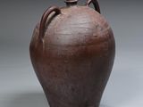 un vase brun posé sur une table