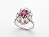 gros plan d'une bague en diamant et rubis sur fond blanc