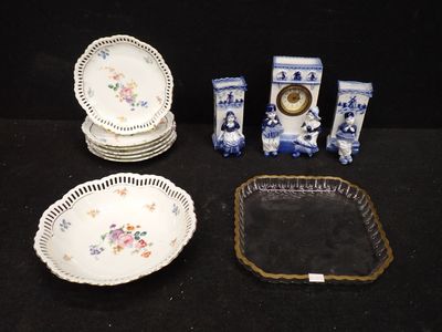 beaucoup d'assiettes et de plateaux posés sur une table