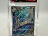 un gros plan d'une carte Pokémon dans une boîte transparente
