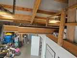 une photo d'un garage avec plein d'objets par terre