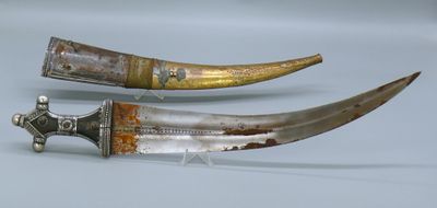 deux pièces d'argent et d'or sur un fond blanc