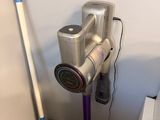 un aspirateur et une serpillière dans un coin de la pièce