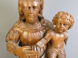 statue en bois représentant une femme et un enfant tenant un panier de fruits
