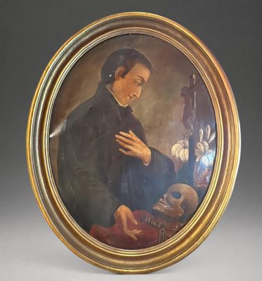 portrait d'un homme vêtu d'un manteau noir tenant un crâne, dans un cadre doré