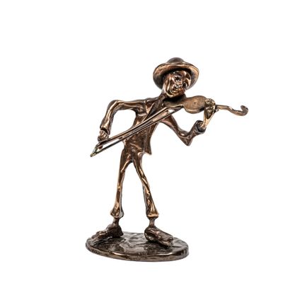 une figurine en bronze représentant un homme jouant du violon