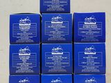 une pile de six boîtes bleues posées sur une table