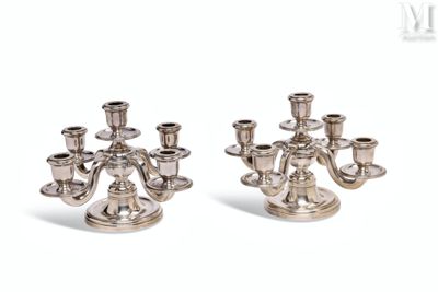 paire de candélabres plaqués argent avec bougeoirs