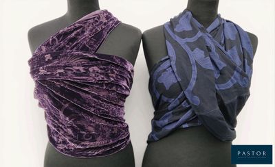 deux mannequins portant des écharpes violettes et bleues sur un présentoir