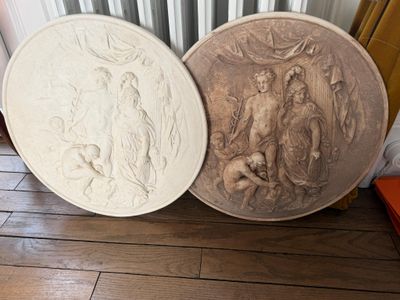 deux assiettes posées sur un plancher en bois