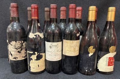 plusieurs bouteilles de vin sont alignées sur une table