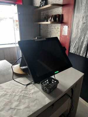 un bureau sur lequel se trouvent un écran et un téléphone