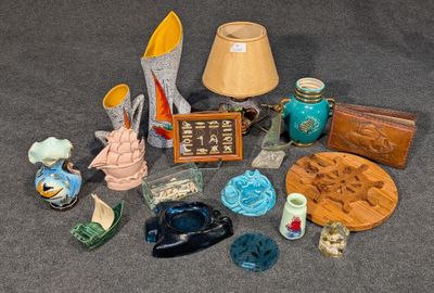beaucoup d'objets posés sur le sol