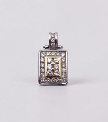 gros plan d'un pendentif en diamant sur une surface blanche