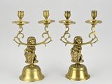 paire de bougeoirs anciens en laiton ornés de figurines de chérubins