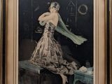 une vieille photo d'une femme en robe, avec un foulard vert