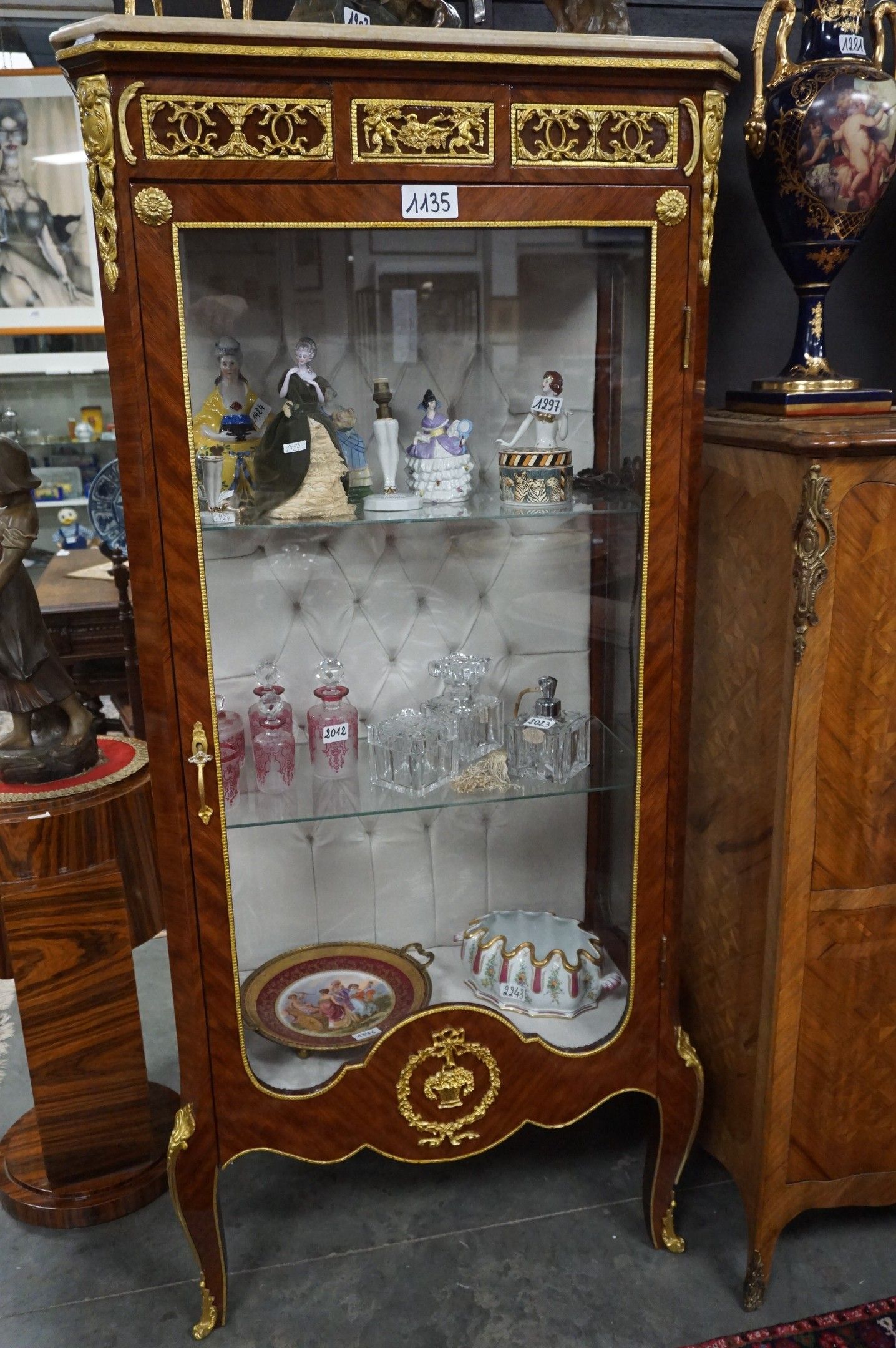 belle vitrine de style Louis XVI - à 1 porte - ornée de mont…