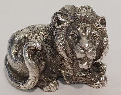 Lion couché en argent massif. Poinçon Minerve 1°titre.