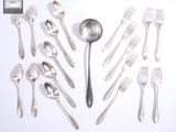 beaucoup de cuillères et de fourchettes en argent sur la table