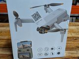 La boîte du drone DJI Mav est posée sur la table.