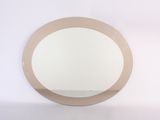 un miroir rond accroché au mur, dans un coin de la pièce