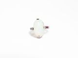 une bague ovale en opalite blanche sertie de tourmalines roses