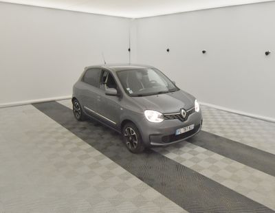la photo d'une voiture garée dans un garage