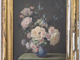 tableau représentant des fleurs dans un vase posé sur une table, dans un cadre doré