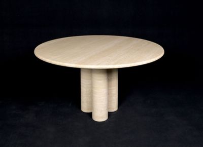 une table ronde avec quatre pieds et un plateau en bois