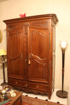 Armoire en bois naturel mouluré et sculpté de fleurettes et … - Photo 1